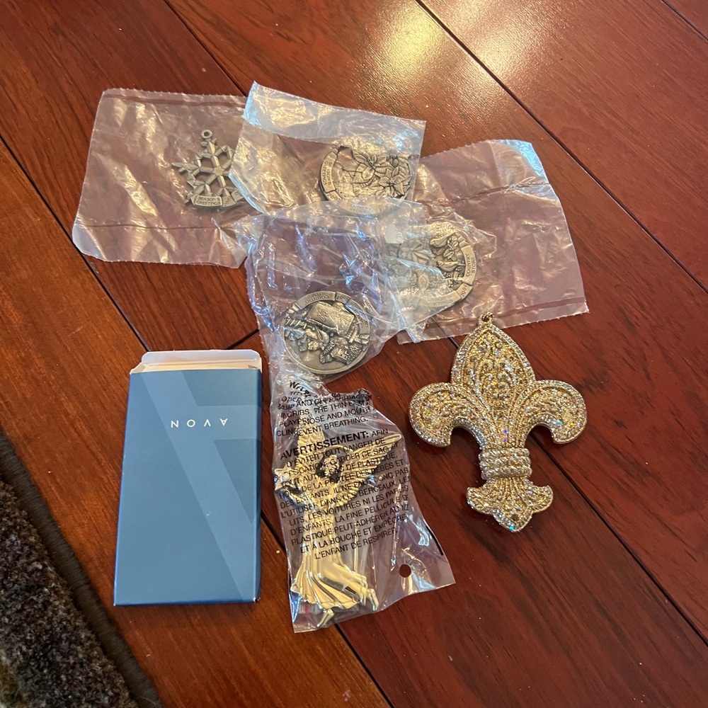 Gold Glitter Fleur-de-Lis Ornament & Mixed Metal Charms